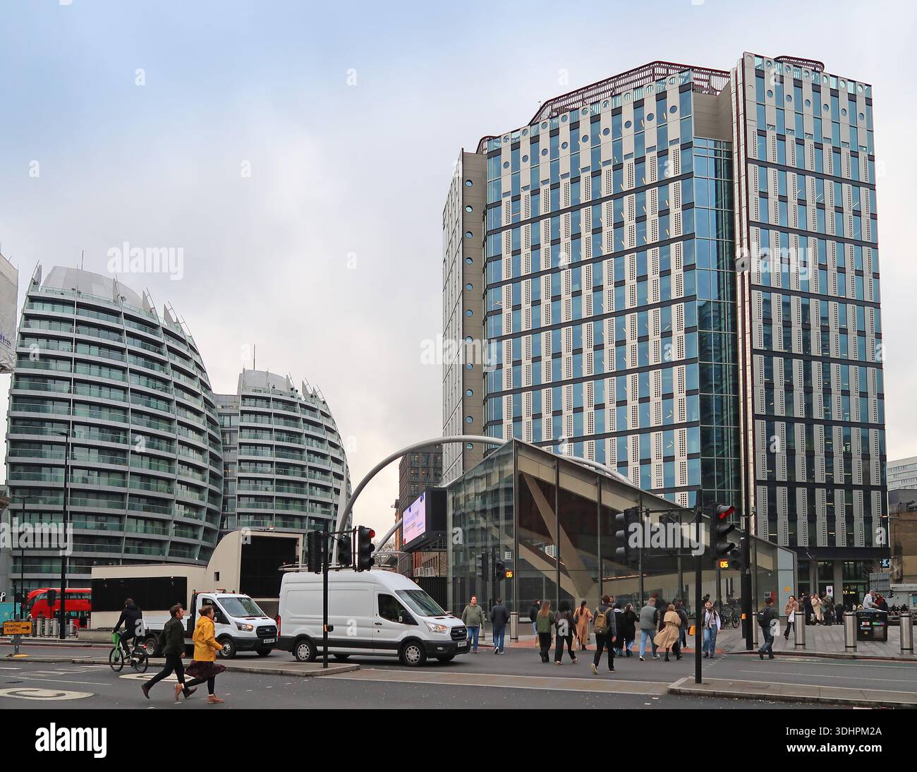 Rond-point Old Street, Londres. Centre de technologie et d'innovation au Royaume-Uni. Montre White Collar Factory au centre/à droite. Banque D'Images