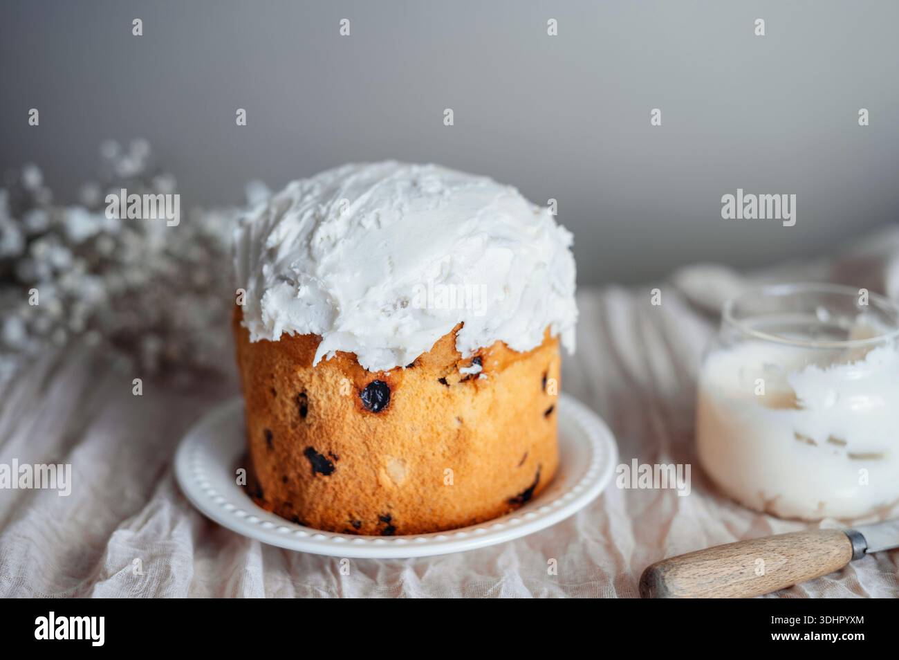 Gâteau maison fraîchement recouvert de glaçage blanc. Banque D'Images