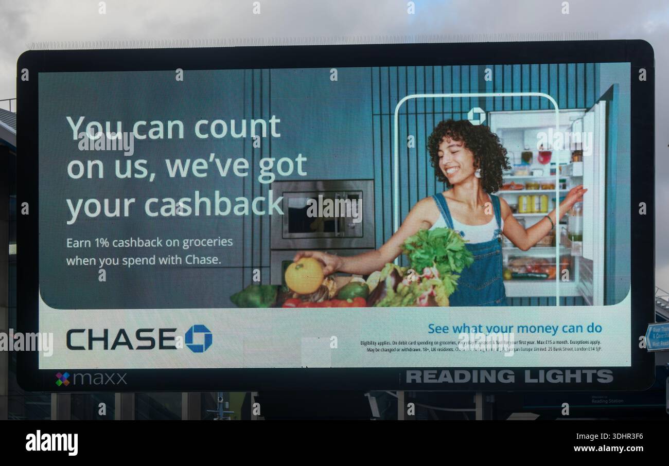 Maxx panneau d'affichage électronique OOH publicité, lumières de lecture, lecture, Berkshire, Angleterre, Royaume-Uni - Chase Bank Banque D'Images