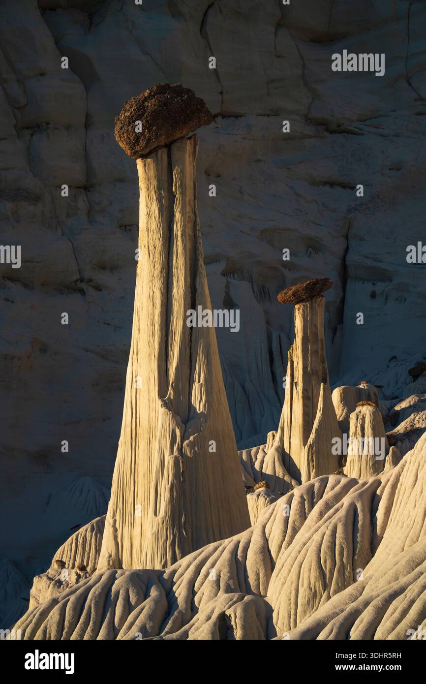 Vue des imposants hoodoos se dressent majestueusement contre le paysage sculpté et texturé, baigné dans la lueur chaude du soleil couchant, Escalante, Utah, Uni Banque D'Images