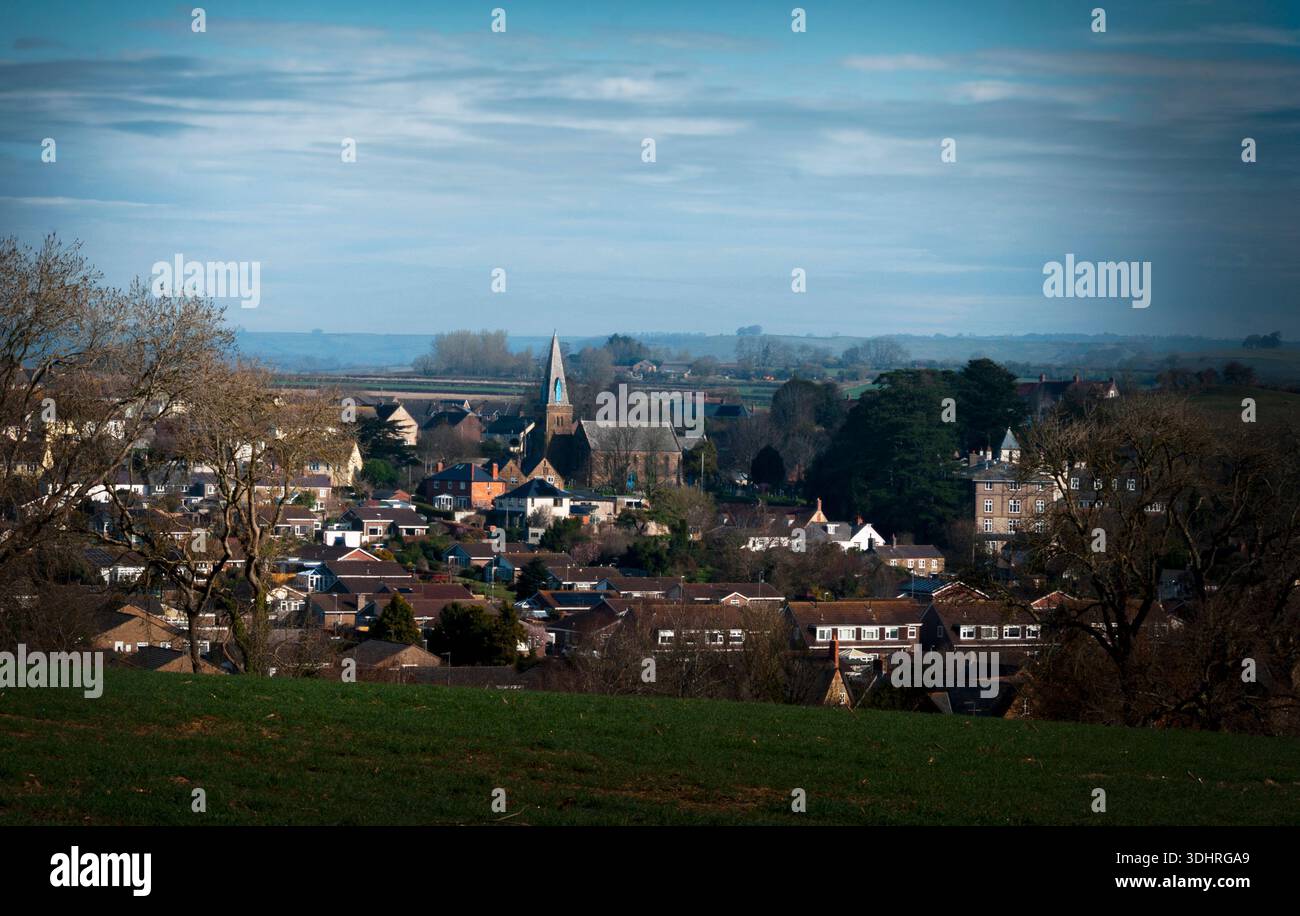 L'église Holy Trinity à Bradpole, près de Bridport, au Royaume-Uni, s'élève au-dessus de la ville qui se niche dans la Brit Valley dans le Dorset. Banque D'Images