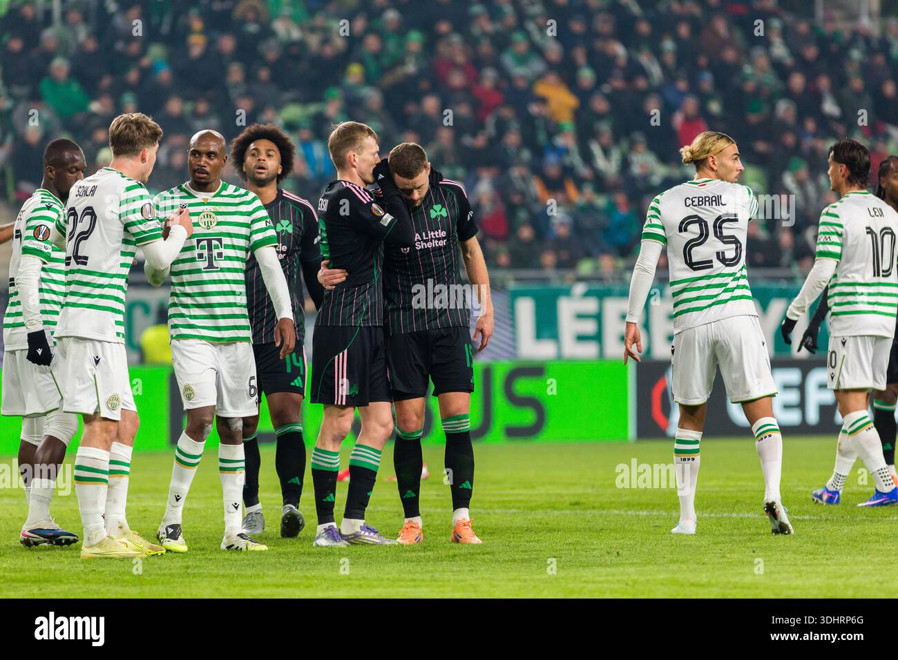 Budapest, Hongrie. 22 janvier 2026. Karol Swiderski (G) et Sverrir Ingason (15) de Panathinaikos vus lors du match de l'UEFA Europa League entre Ferencvaros et Panathinaikos au Groupama Arena de Budapest. Crédit : Gonzales photo/Alamy Live News Banque D'Images