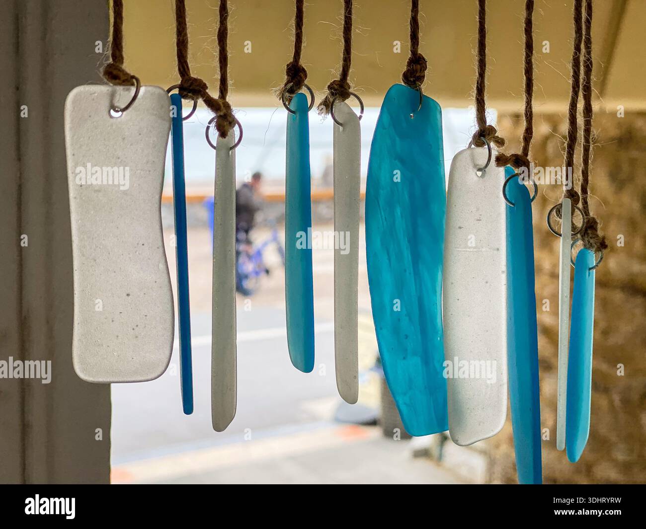 Verre de plage, souvent appelé carillon de vent de verre de mer - Image de stock capturée avec un smartphone