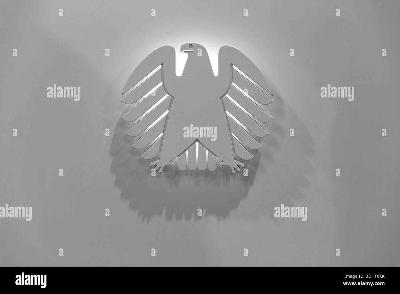 BERLIN, ALLEMAGNE, 16 janvier 2026 : photo d'Une image monochrome montre un emblème de l'aigle fédéral allemand monté sur un mur la photographie a été prise au Banque D'Images