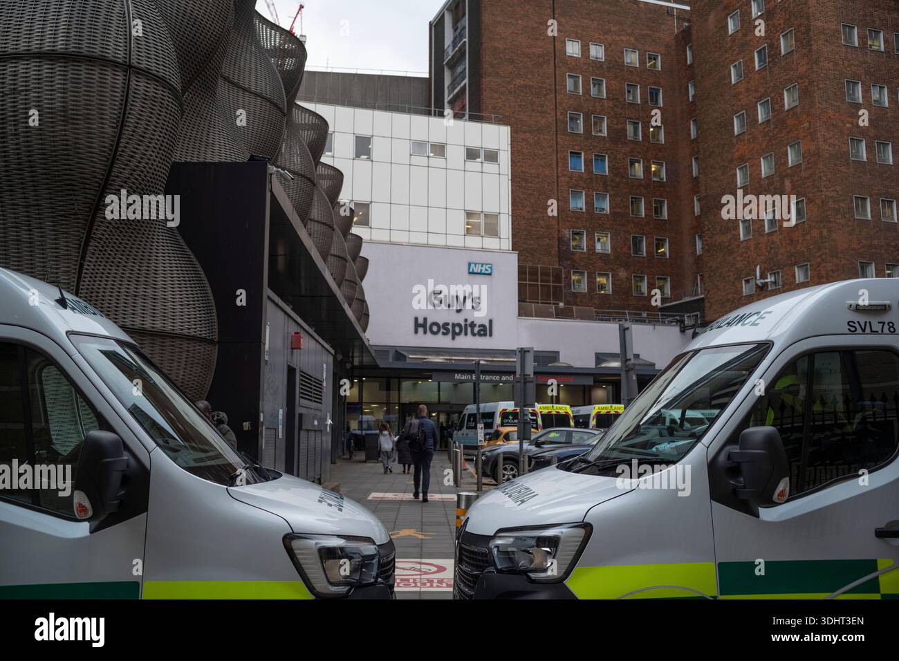 Extérieur de l'hôpital Guy's encadré entre deux ambulances, London Bridge au centre de Londres, Angleterre, Royaume-Uni Banque D'Images
