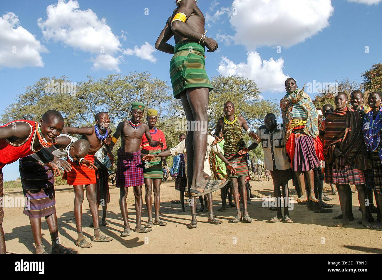 Les hommes de Karimojong exécutent la danse Edonga à Kotido, Karamoja, Ouganda, sautant haut dans les airs dans une démonstration de force, d'agilité et de riche culture HE Banque D'Images