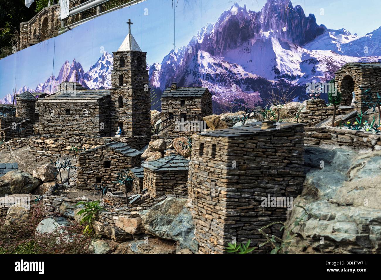 Village imaginaire de Carriolu - un village miniature en pierre exposé au bord de la route à Ponte Novu, haute-Corse, Corse, France Banque D'Images