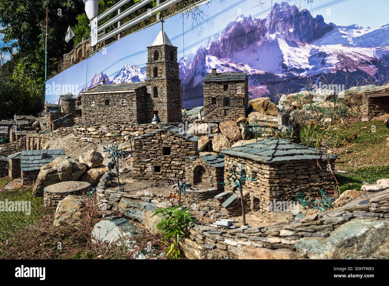 Village imaginaire de Carriolu - un village miniature en pierre exposé au bord de la route à Ponte Novu, haute-Corse, Corse, France Banque D'Images