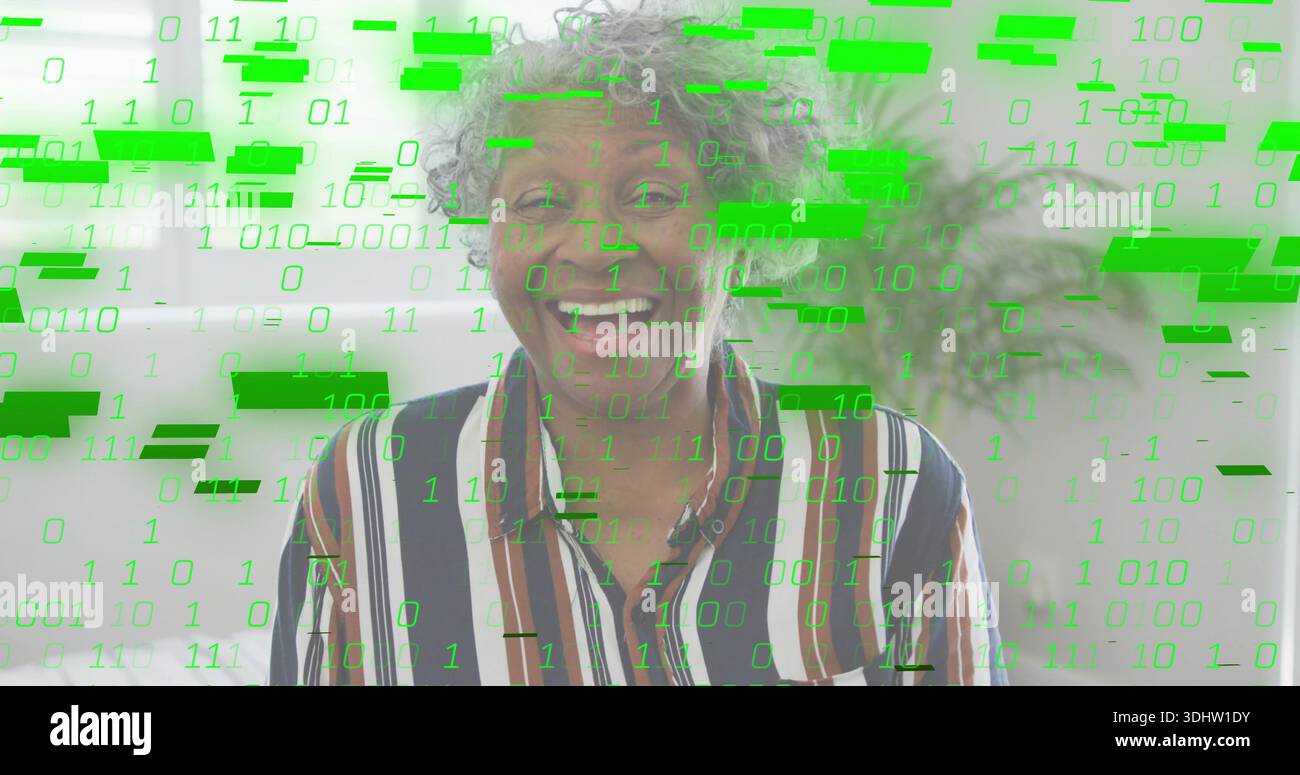 Femme âgée souriante portant des lunettes et une chemise rayée assise dans le salon avec superposition numérique Banque D'Images