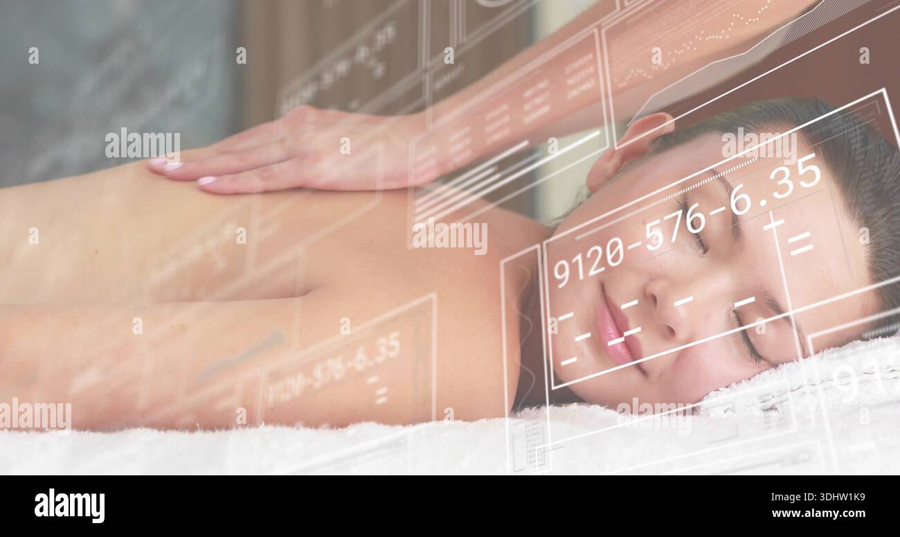 Réception femme allongée sur la table de massage au spa, main thérapeute appuyant sur le haut du dos, serviette blanche, HUD Banque D'Images