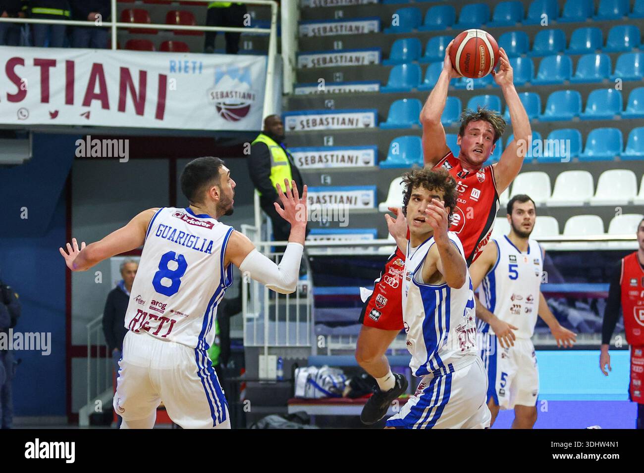 #11 Davide de Negri (ITA) - Dole basket Rimini pendant Real Sebastiani Rieti vs Dole basket Rimini - Stagione 2025-26 Campionato Italiano Pallacanestr Banque D'Images