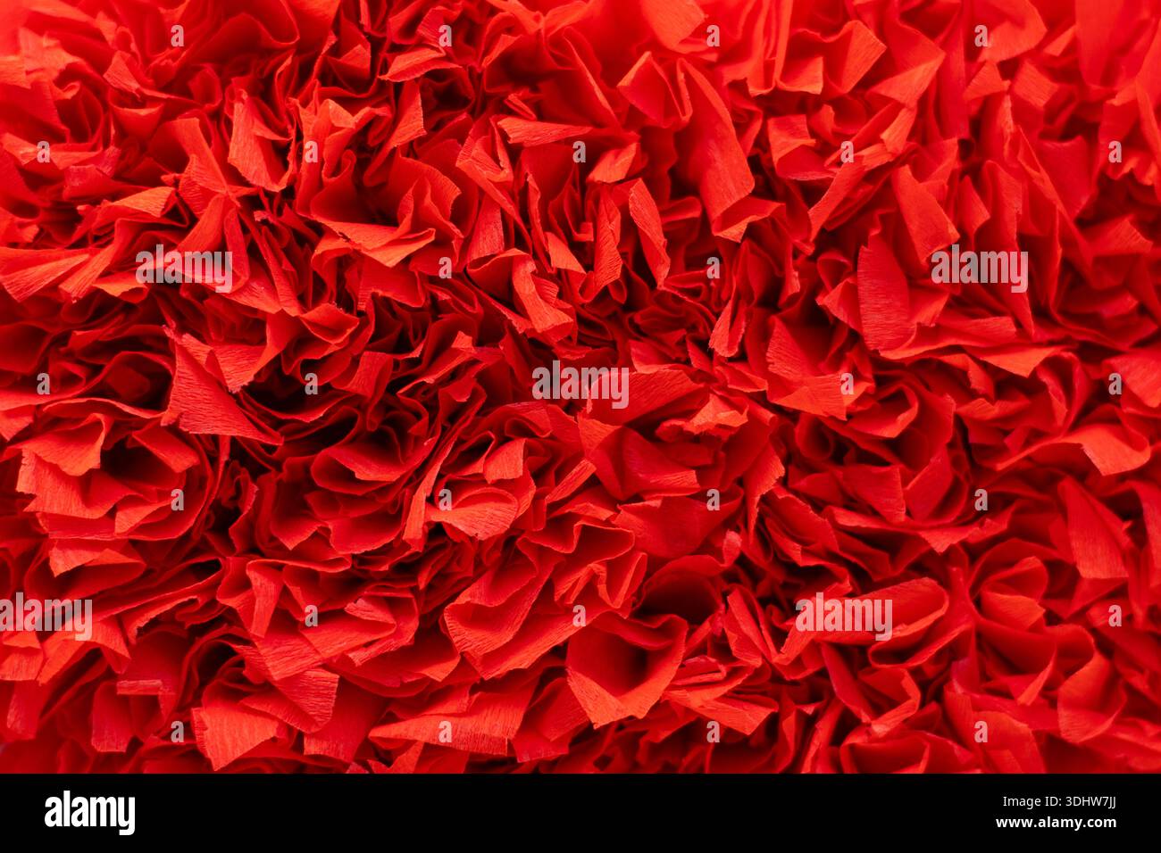 Texture de papier déchiqueté rouge éclatante pour l'artisanat, la conception de fond et les projets festifs Banque D'Images