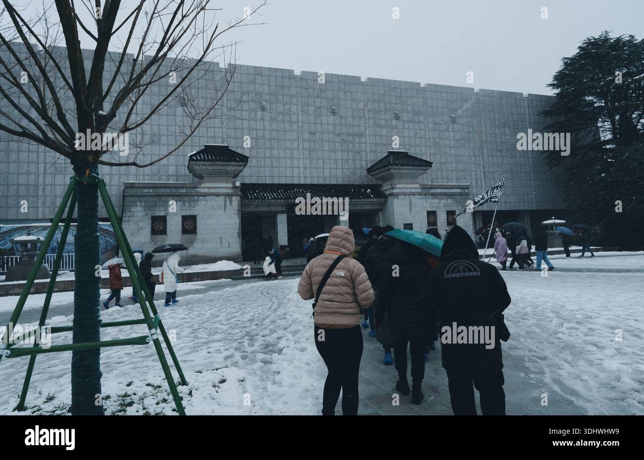 Les visiteurs marchent à travers la neige vers l’entrée du musée du mausolée de l’empereur Qinshihuang à Xi’an Banque D'Images