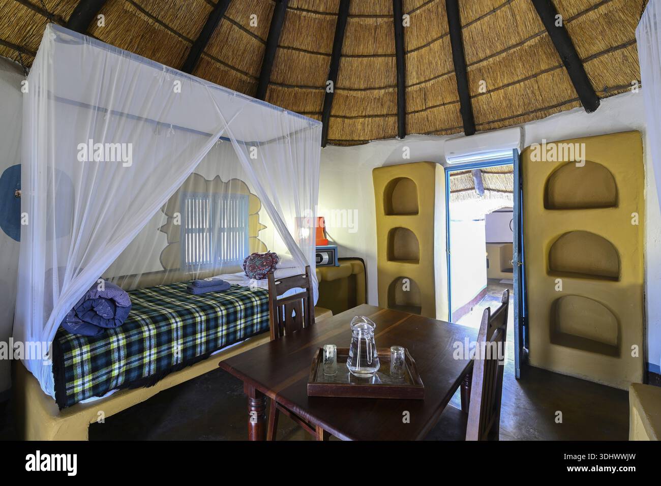 Cabine ronde, hébergement, Planet Baobab, Lodge près du village de Gweta, vue intérieure, parc national Makgadikgadi pans, quartier central, Bo Banque D'Images
