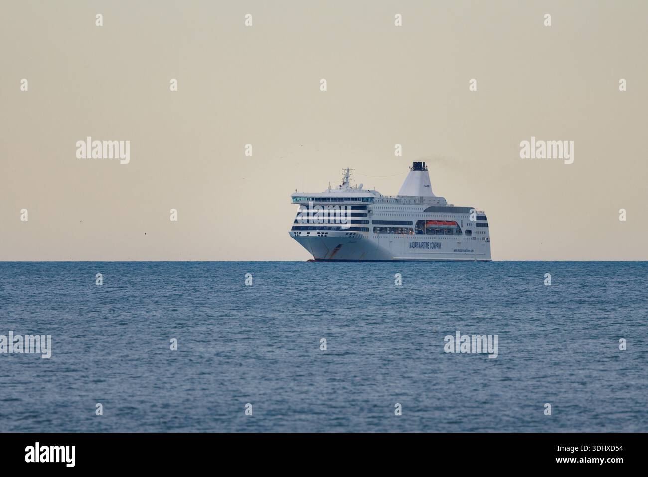 Un navire appartenant à la Compagnie maritime du Maghreb naviguant en mer Méditerranée au large d'Alicante le 22 janvier 2026, Espagne Banque D'Images