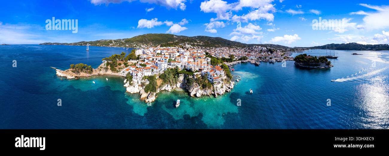 Panorama aérien 3 :1 du vieux port de Skiathos, Grèce. Port pittoresque avec bateaux traditionnels et côte rocheuse, haute résolution. Banque D'Images