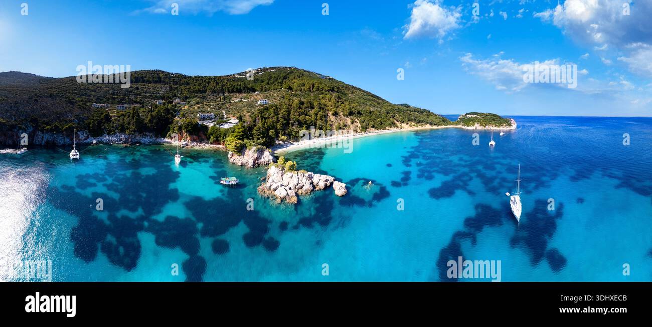 Panorama aérien épique de la baie de Stafylos avec voiliers à l'ancre, emblématique péninsule rocheuse et mer Turquoise, île de Skopelos, Grèce Banque D'Images