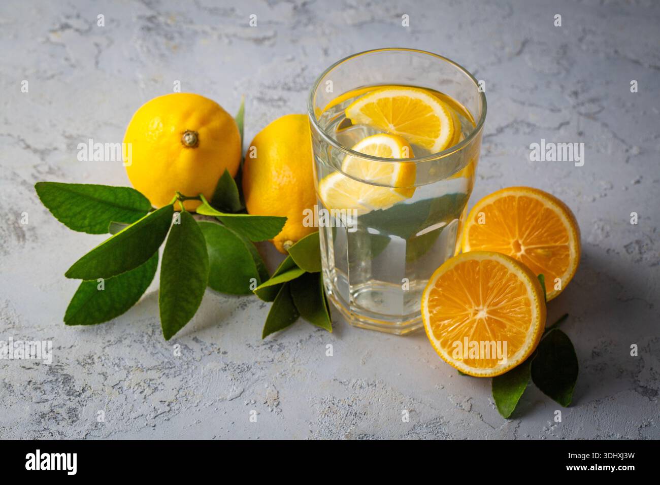 Verre d'eau avec des tranches de citron - citron eau Banque D'Images