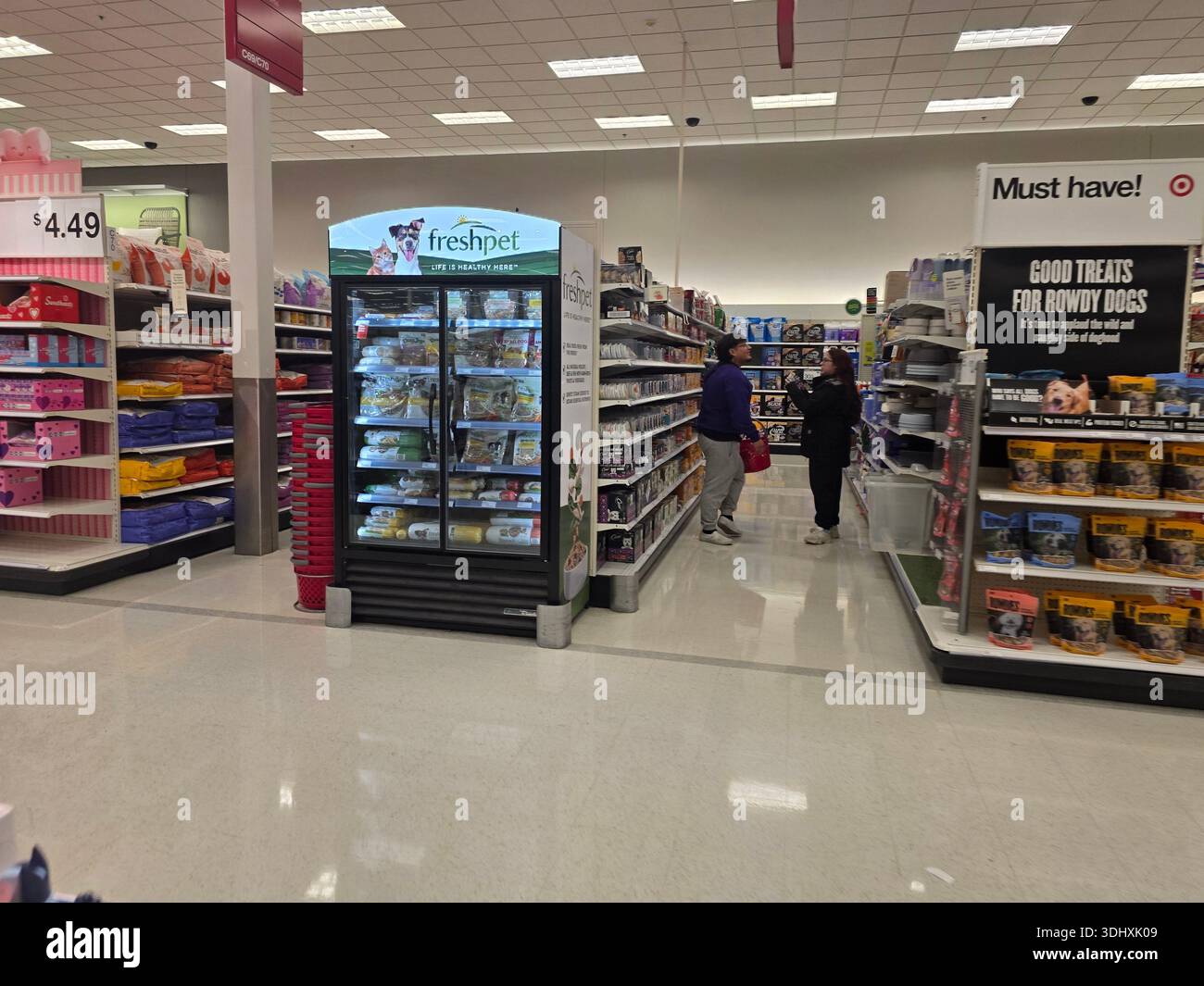 Balayer les produits des magasins Target Banque D'Images