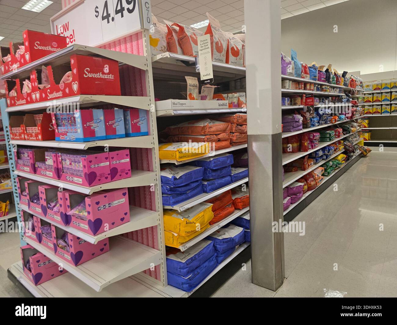 Balayer les produits des magasins Target Banque D'Images