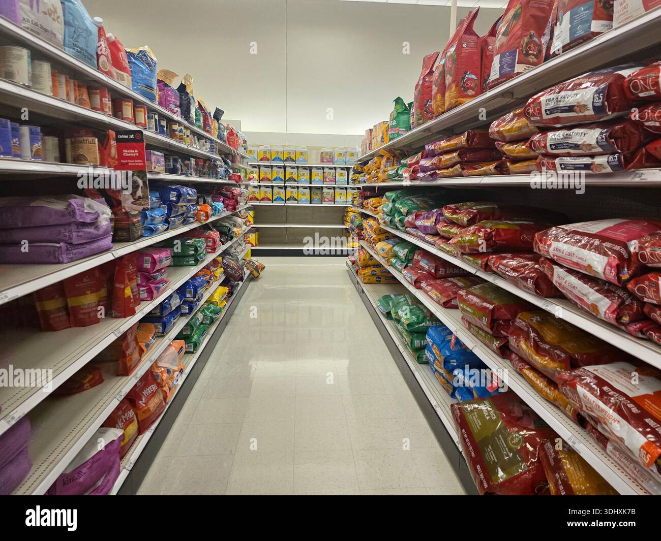 Balayer les produits des magasins Target Banque D'Images