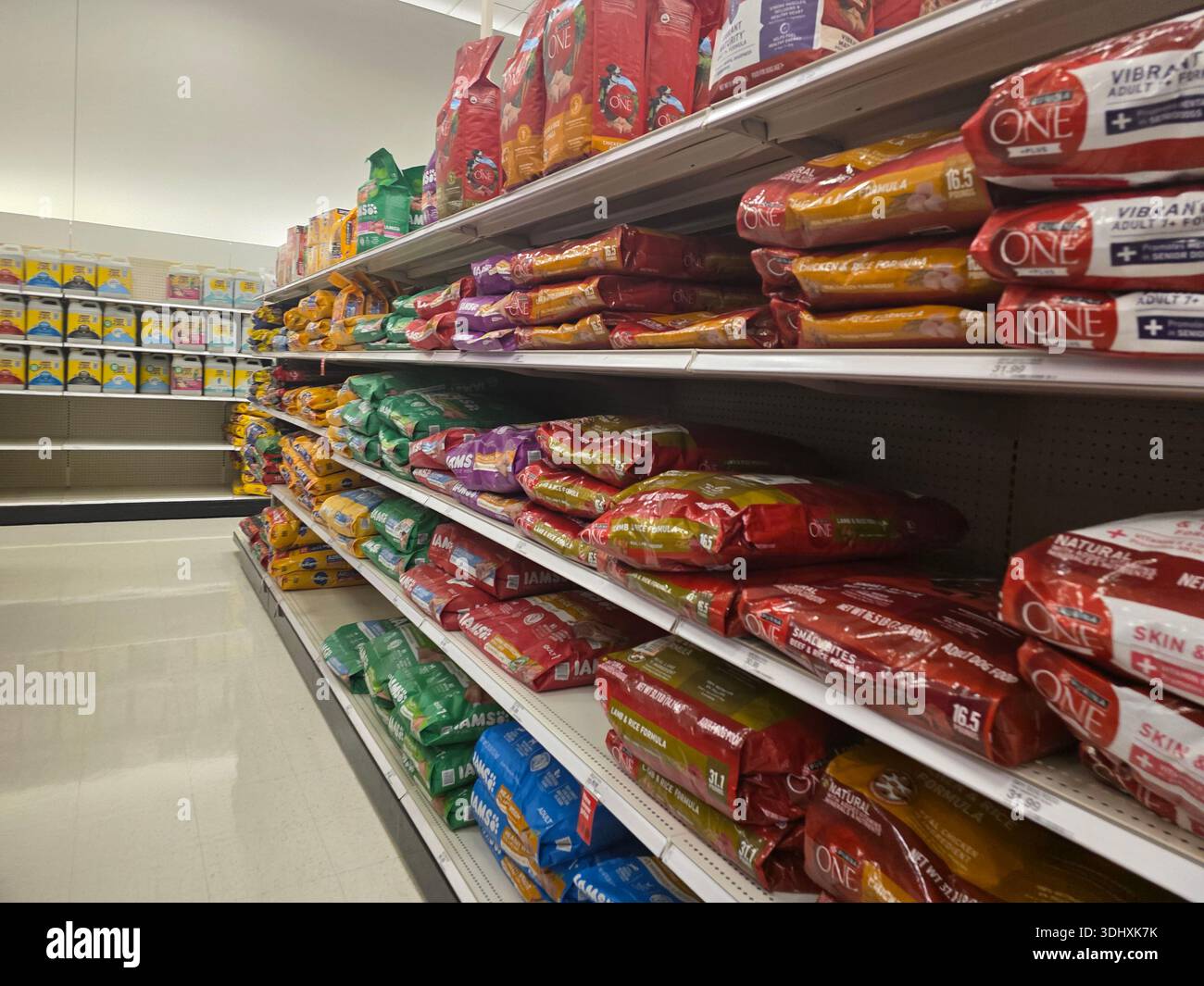 Balayer les produits des magasins Target Banque D'Images