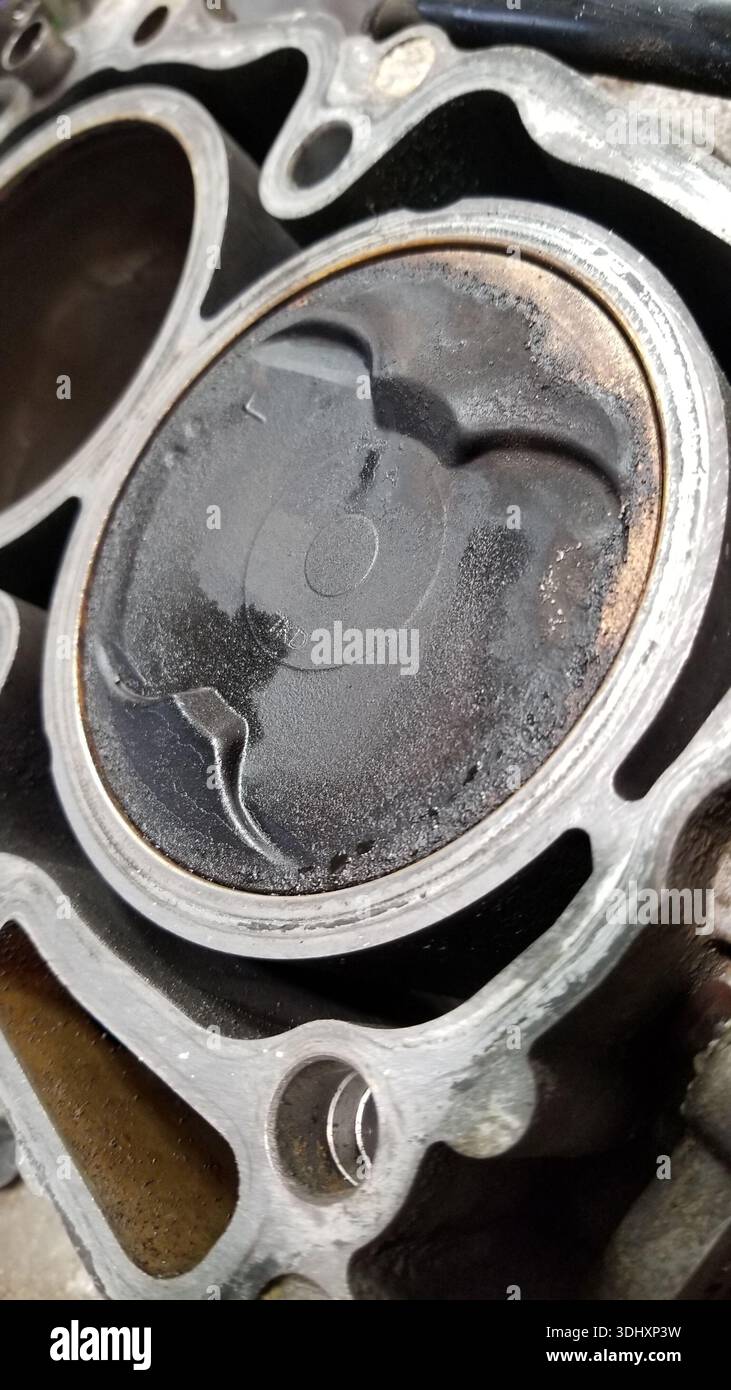 Gros plan d'une tête de piston à l'intérieur d'un bloc moteur à combustion interne Banque D'Images