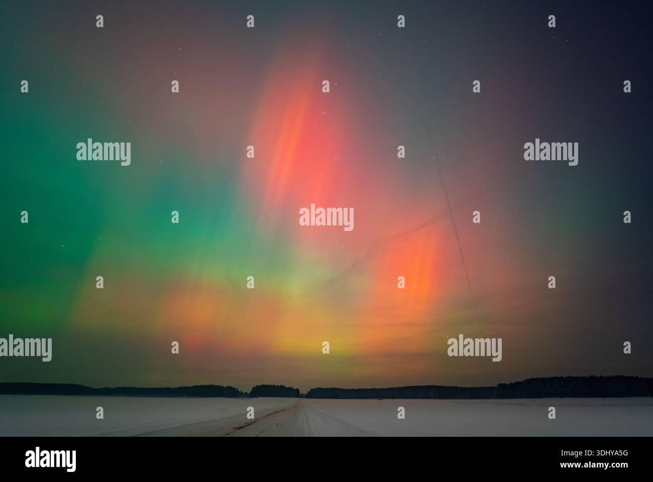 Route à travers la neige vers les aurores boréales, Aurora Borealis Banque D'Images