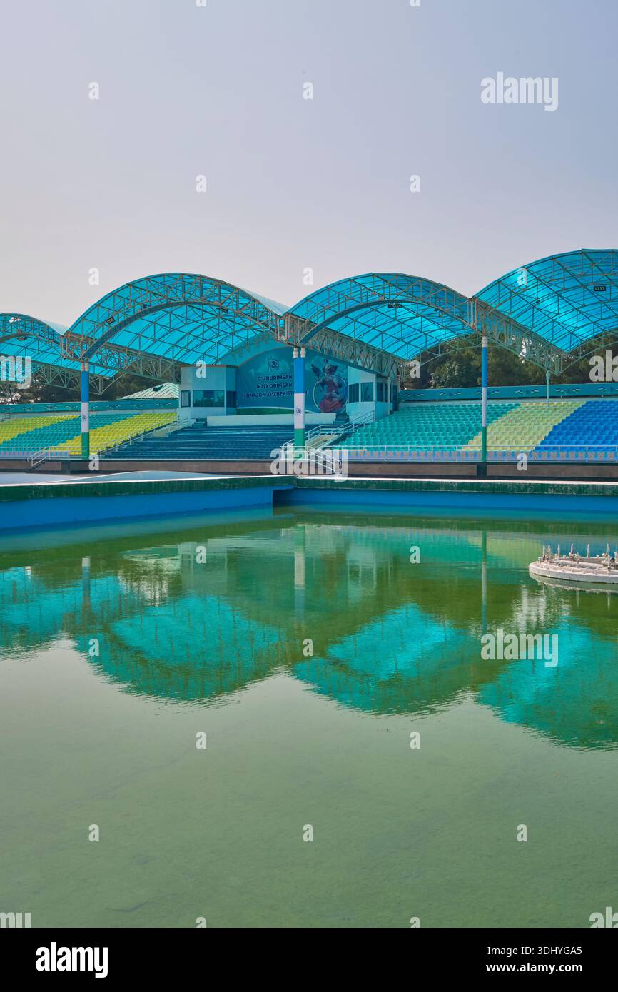 Détail de la tribune, gradins à l'amphithéâtre extérieur du parc Navoiy. À Andijan, vallée de Fergana, Ouzbékistan. Banque D'Images