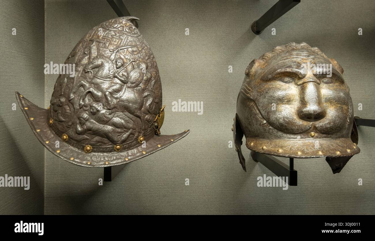 L'exposition de l'armurerie au Museo Poldi Pezzoli, Milan, Italie. Armure et casques. Dans cette galerie, vous trouverez des pièces de la renaissance milanaise et brescienne avec un accent particulier sur les armes de parade militaire et les armures. Banque D'Images