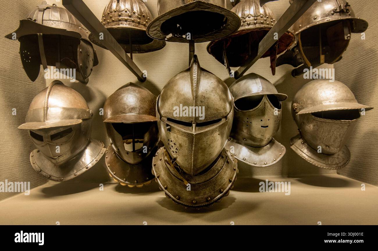 L'exposition de l'armurerie au Museo Poldi Pezzoli, Milan, Italie. Armure et casques. Dans cette galerie, vous trouverez des pièces de la renaissance milanaise et brescienne avec un accent particulier sur les armes de parade militaire et les armures. Banque D'Images