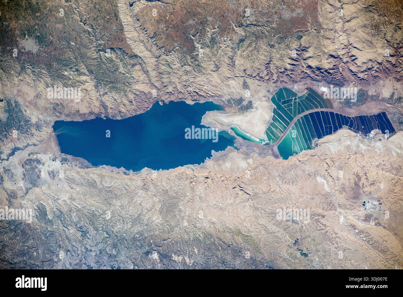 La mer morte a été photographiée depuis la Station spatiale internationale alors qu'elle orbitait 263 miles au-dessus du moyen-Orient. Photographié le 4 mars 2020. Une version optimisée d'une image originale de la NASA : crédit : NASA la mer morte est un lac salé hyper-salin enclavé dans la vallée du Rift du Jourdain, bordé par la Jordanie, Israël et la Cisjordanie, célèbre pour être le point d'élévation le plus bas de la Terre (environ 430 m sous le niveau de la mer). Banque D'Images