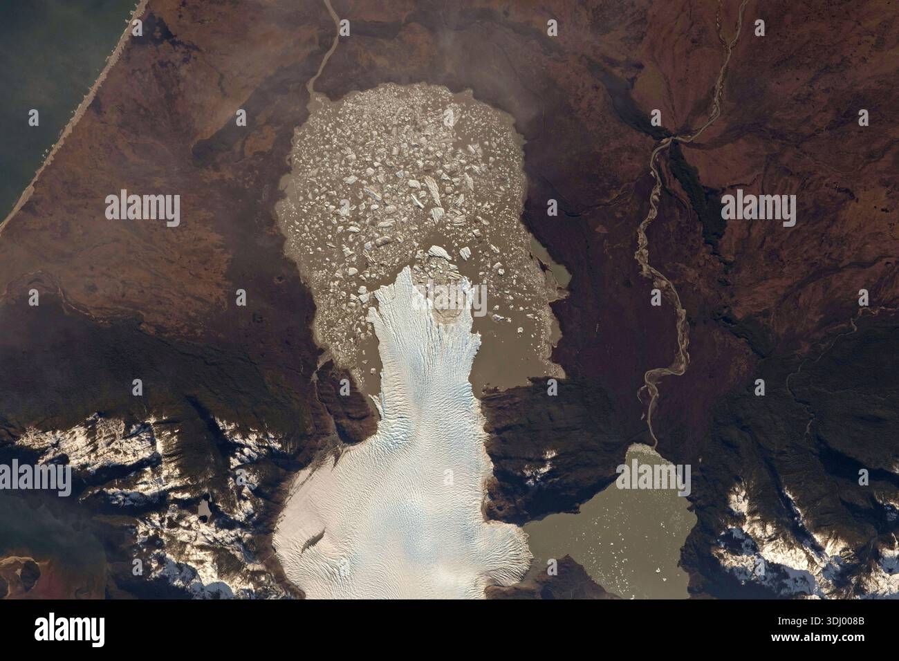 Un glacier dans le parc national Laguna San Rafael à Aysèn, Chili, se terminant au Rio Nevado, est photographié depuis la Station spatiale internationale le 1er septembre 2020. Une version optimisée d'une image originale de la NASA : crédit : NASA Banque D'Images