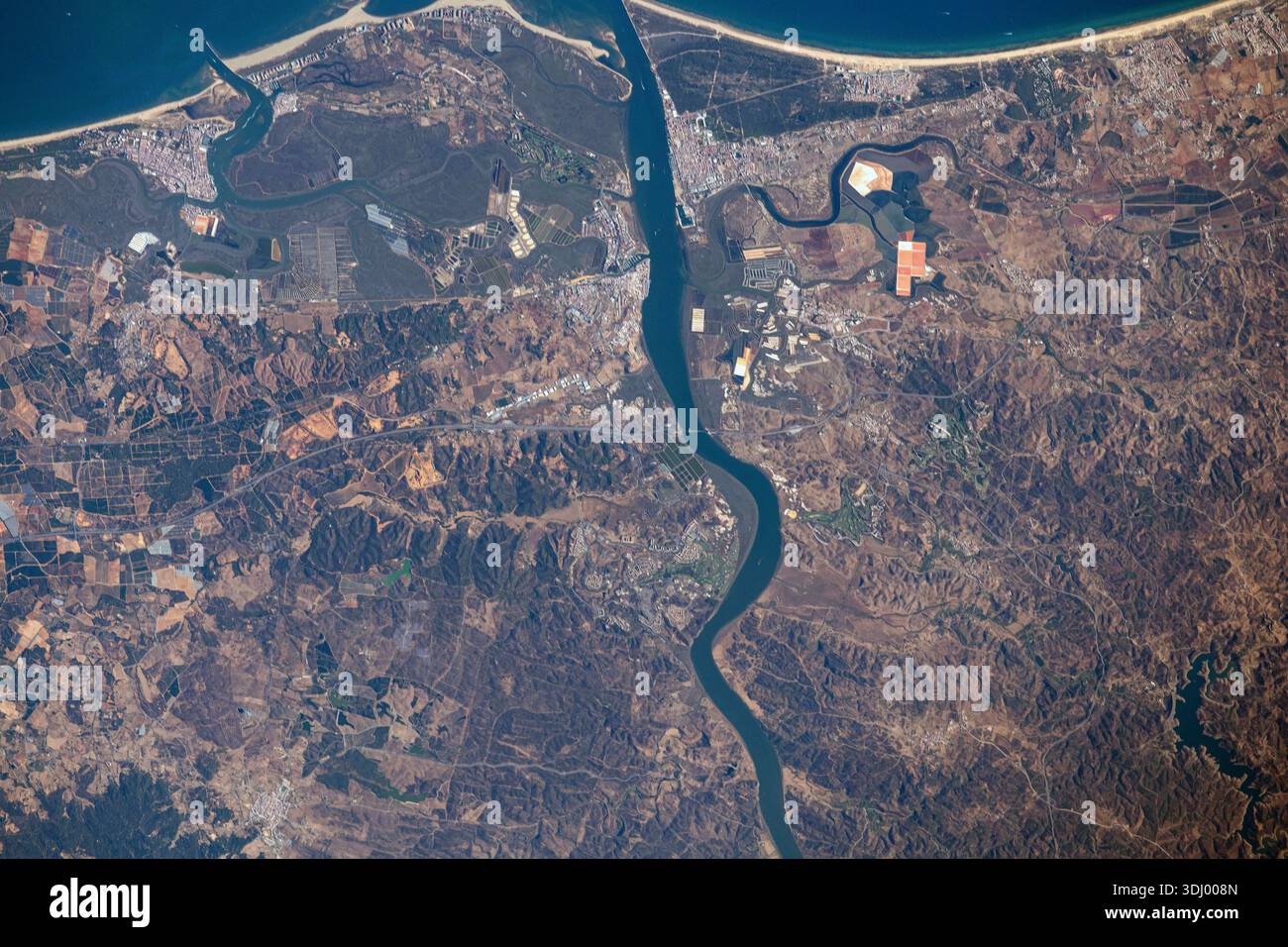 Le fleuve Guadiana a été observé depuis l'espace alors qu'il se jette dans le golfe de C‡diz dans l'océan Atlantique, formant la frontière entre le sud du Portugal et l'Espagne. Photographie prise le 13 août 2020. Une version optimisée d'une image originale de la NASA : crédit : NASA Banque D'Images