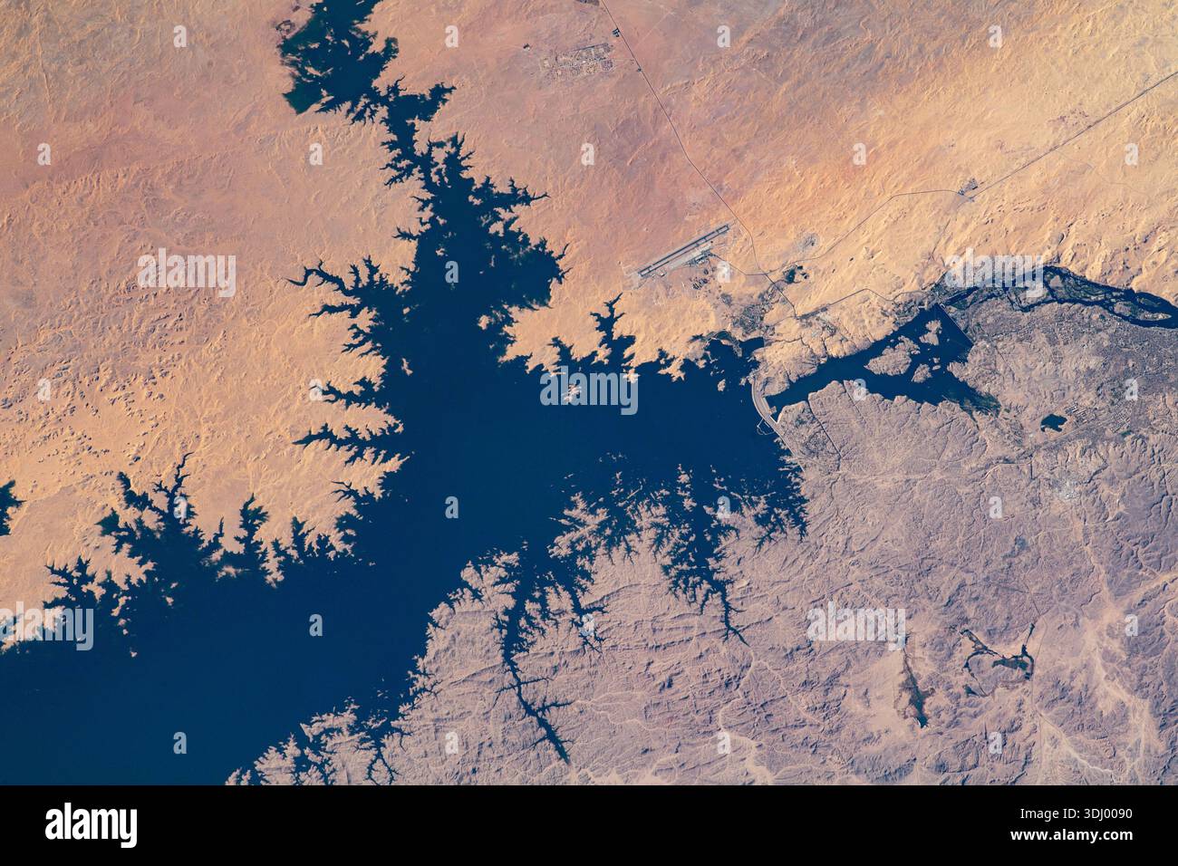 Le barrage d'Assouan en Égypte sépare le lac Nasser du Nil. Photographié depuis la Station spatiale internationale le 26 novembre 2020. Une version optimisée d'une image originale de la NASA : crédit : NASA Banque D'Images