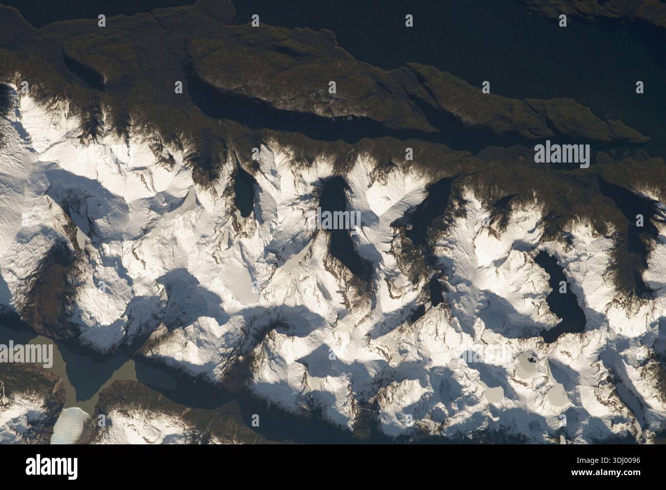 Chili, Parc National de Laguna Rafael. Une partie enneigée de la chaîne des Andes est photographiée depuis la Station spatiale internationale alors qu'elle orbite au-dessus du sud du Chili. Photographie prise le 1er septembre 2020. Une version optimisée d'une image originale de la NASA : crédit : NASA Banque D'Images