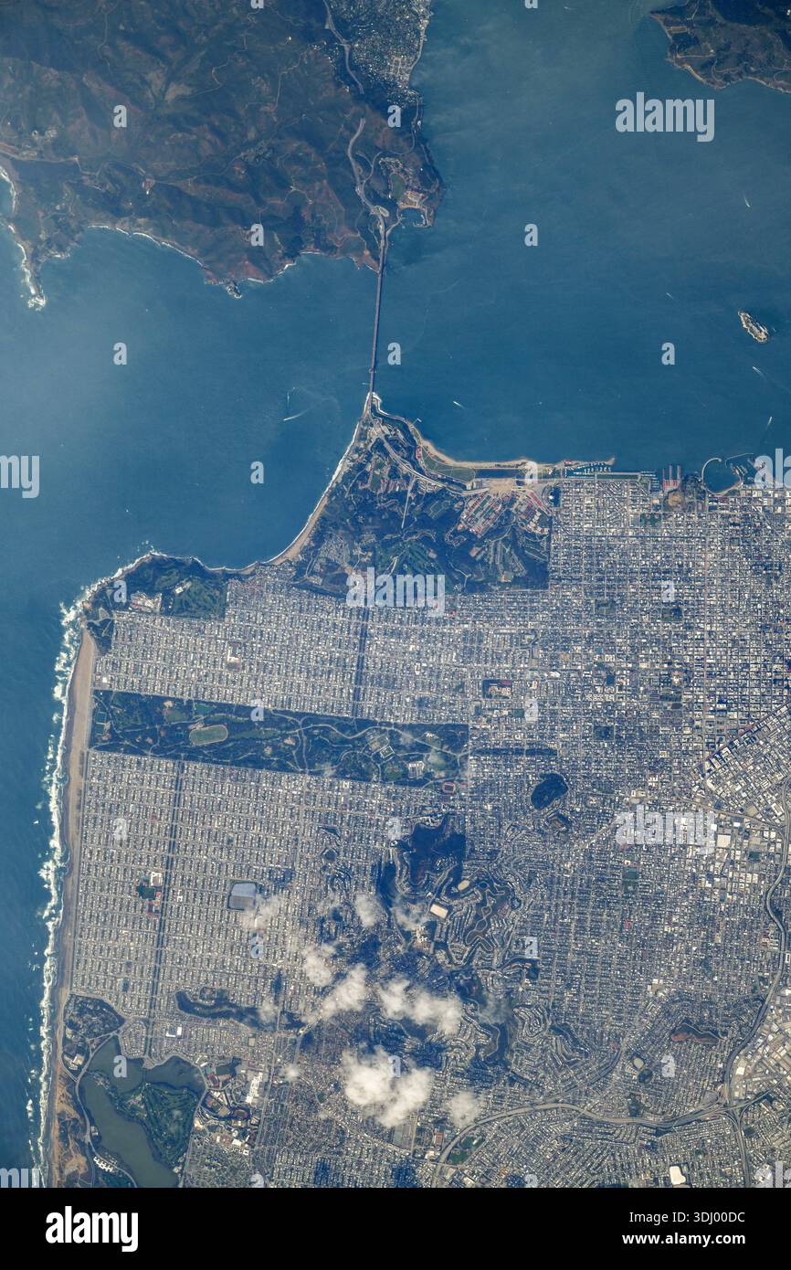 Le Golden Gate Bridge relie San Francisco à la Golden Gate National Recreation Area dans le nord de la Californie, aux États-Unis. Photographié depuis la Station spatiale internationale le 4 avril 2021. Une version optimisée d'une image originale de l'ISS : crédit : Roscosmos. USAGE ÉDITORIAL EXCLUSIF Banque D'Images