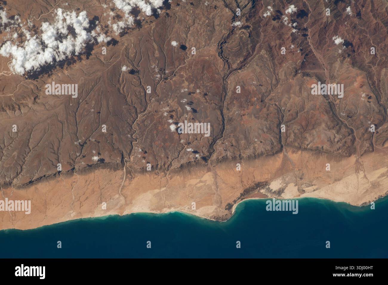 Côte sud de l'île de Socotra, qui appartient au Yémen. Socotra, connue localement sous le nom de Saqatri, est une île yéménite dans l'océan Indien. Il est situé entre le golfe d'Aden, le canal de Guardafui et la mer d'Arabie, photographie prise depuis la Station spatiale internationale le 20 avril 2023. Une version optimisée d'une image originale de la NASA : crédit : NASA Banque D'Images