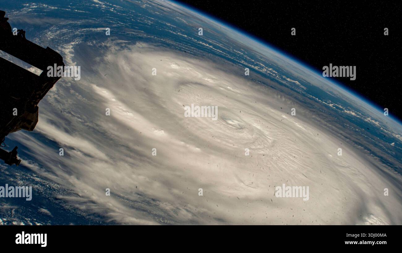 L'ouragan Franklin est observé dans l'océan Atlantique depuis la Station spatiale internationale à une altitude de 261 milles. La tempête Franklin, connue en Allemagne sous le nom de tempête Antonia, était un cyclone extratropical qui a causé d'immenses dégâts dans toute l'Europe occidentale. La tempête la plus intense de la saison européenne des tempêtes de vent 2021Ð22 photographie prise depuis la Station spatiale internationale le 29 août 2023. Une version optimisée d'une image originale de la NASA : crédit : NASA Banque D'Images