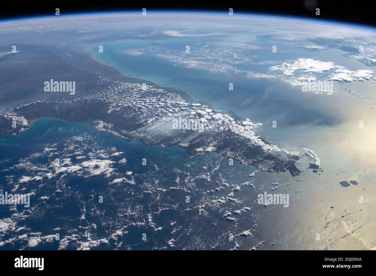 La Grande barrière de corail dans la mer de Corail et le golfe de Carpentaria dans l'extrême nord du Queensland, Australie. La vue est orientée vers le sud-ouest à travers la région depuis l'orbite Une photographie prise depuis la Station spatiale internationale le 15 novembre 2023. Une version optimisée d'une image originale de la NASA : crédit : NASA/JMoghbeli Banque D'Images