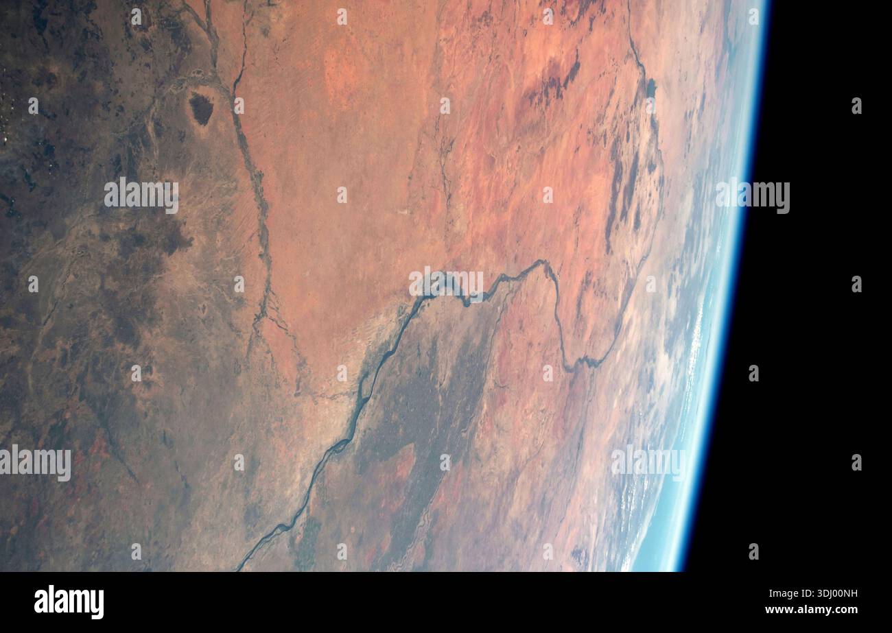 Cette vue de la Terre montre le Nil Blanc menant au Nil et serpentant à travers la nation africaine du Soudan. La tache sombre en haut à gauche, est le parc national de Jebel Al Dair contenant une variété de montagnes dans la partie sud du Soudan. Photographie prise depuis la Station spatiale internationale le 21 novembre 2023. Une version optimisée d'une image originale de la NASA : crédit : NASA Banque D'Images