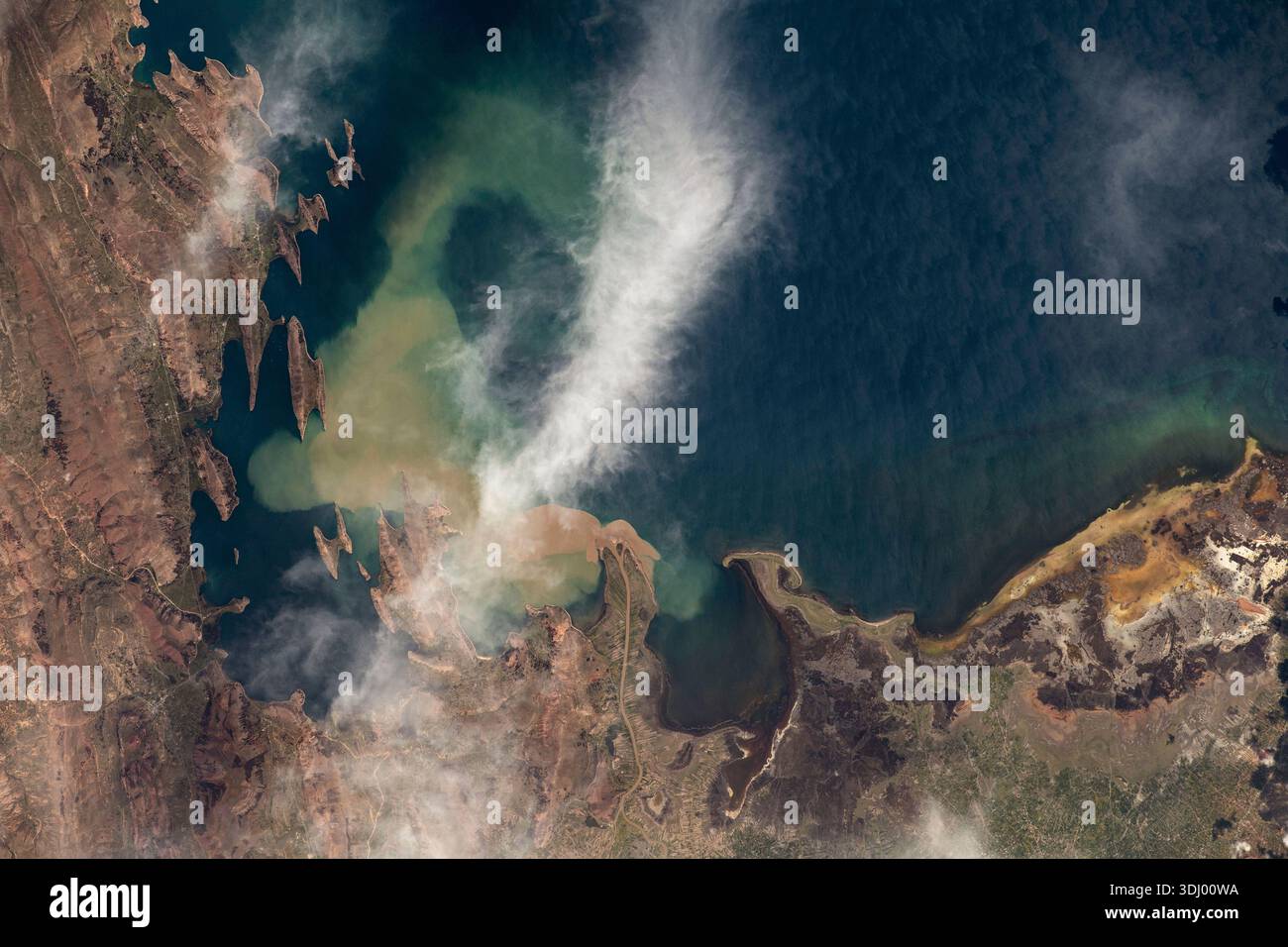 La rive nord-est du lac Titicaca, le lac le plus haut du monde, a été photographiée depuis la Station spatiale internationale alors qu'elle orbite à 261 milles au-dessus du Pérou. Photographie prise depuis la Station spatiale internationale le 19 février 2024. Une version optimisée d'une image originale de la NASA : crédit : NASA/Lohara Banque D'Images