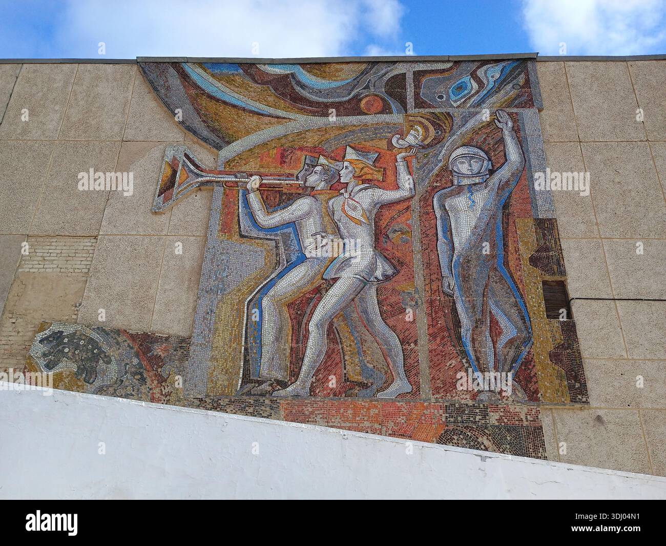 Murale en mosaïque soviétique sur le bâtiment de Baïkonour au Kazakhstan, ville spatiale louée par les Russes, sièges soviétiques Banque D'Images