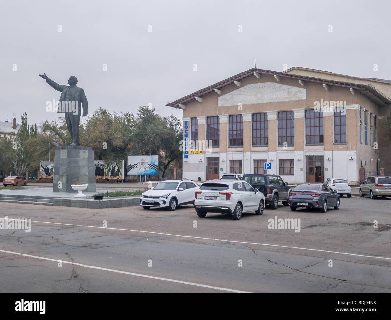 Statue de Vladimir Lénine dans le centre de Baïkonour, ville du Kazakhstan. Banque D'Images