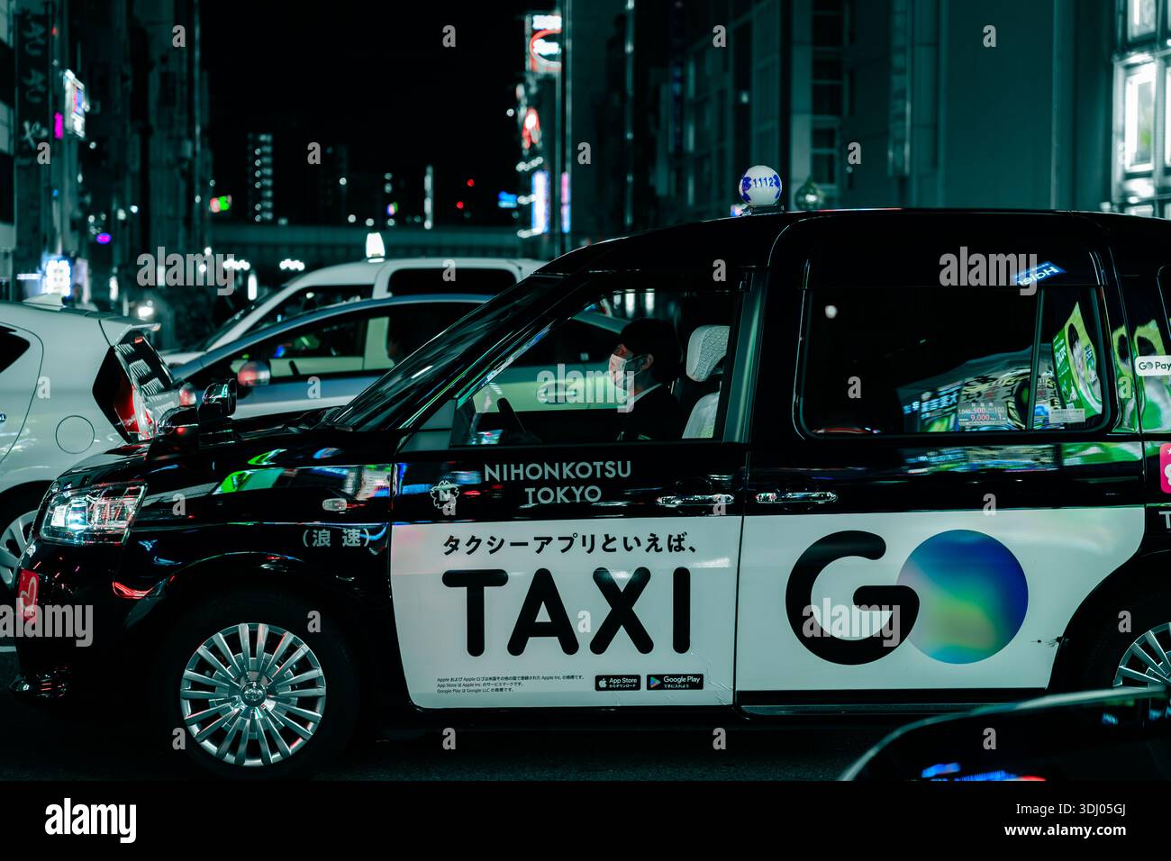 Tokyo Night Street Japanese Taxi Nihon Kotsu GO Branding Urban Lights Banque D'Images