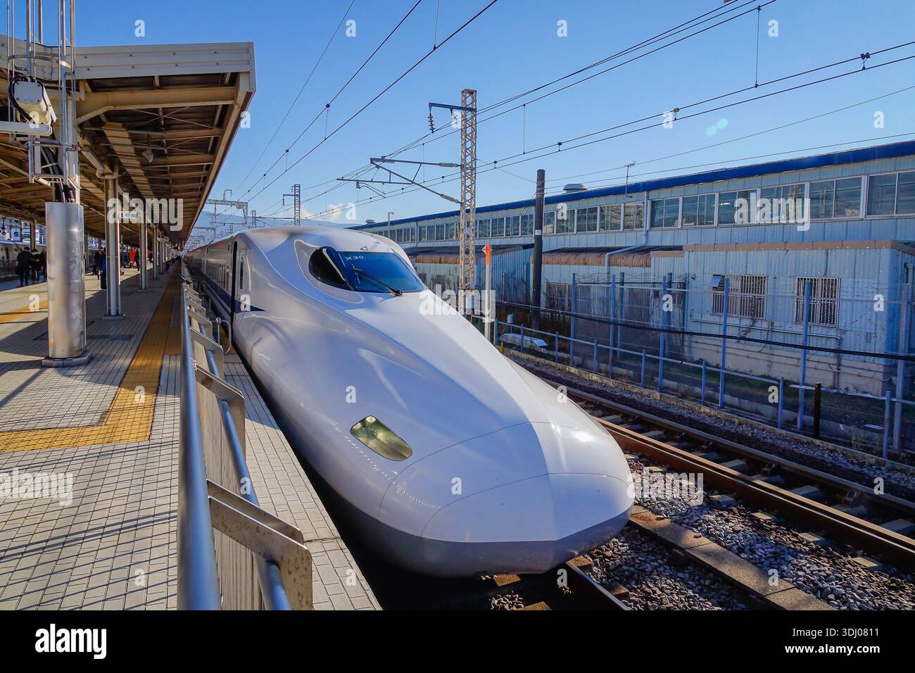 Tokyo, Japon - 1er janvier 2016. Train à grande vitesse moderne Shinkansen garé sur le quai central animé de la gare de Tokyo. Banque D'Images