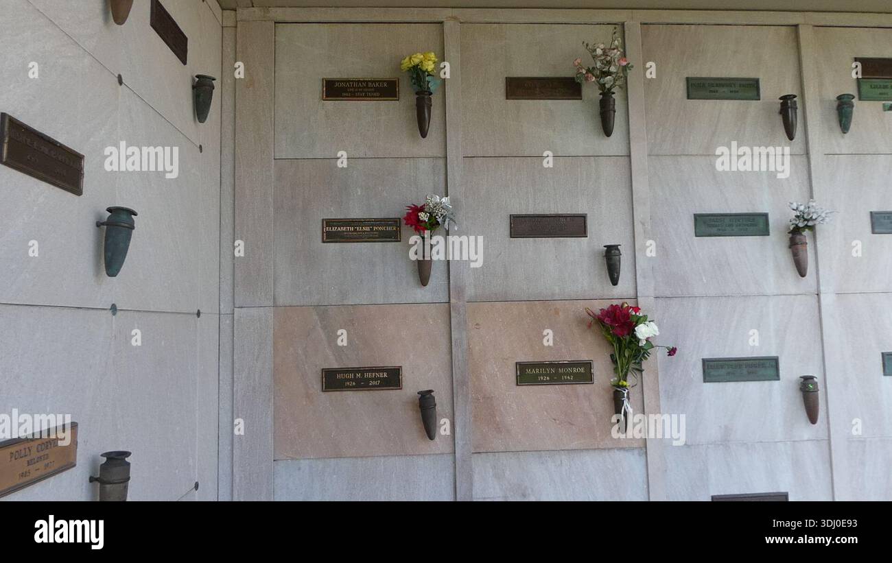 Los Angeles, Californie, USA 23 janvier 2026 Hugh Hefner tombe et Marilyn Monroe tombe au Pierce Brothers Westwood Village Memorial Park le 23 janvier 2026 à Los Angeles, Californie, USA. Photo de Barry King/Alamy Stock photo Banque D'Images