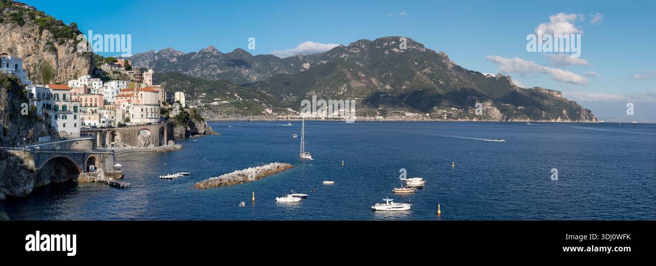 Atrani - côte amalfitaine - le panorama de la ville avec la côte Banque D'Images