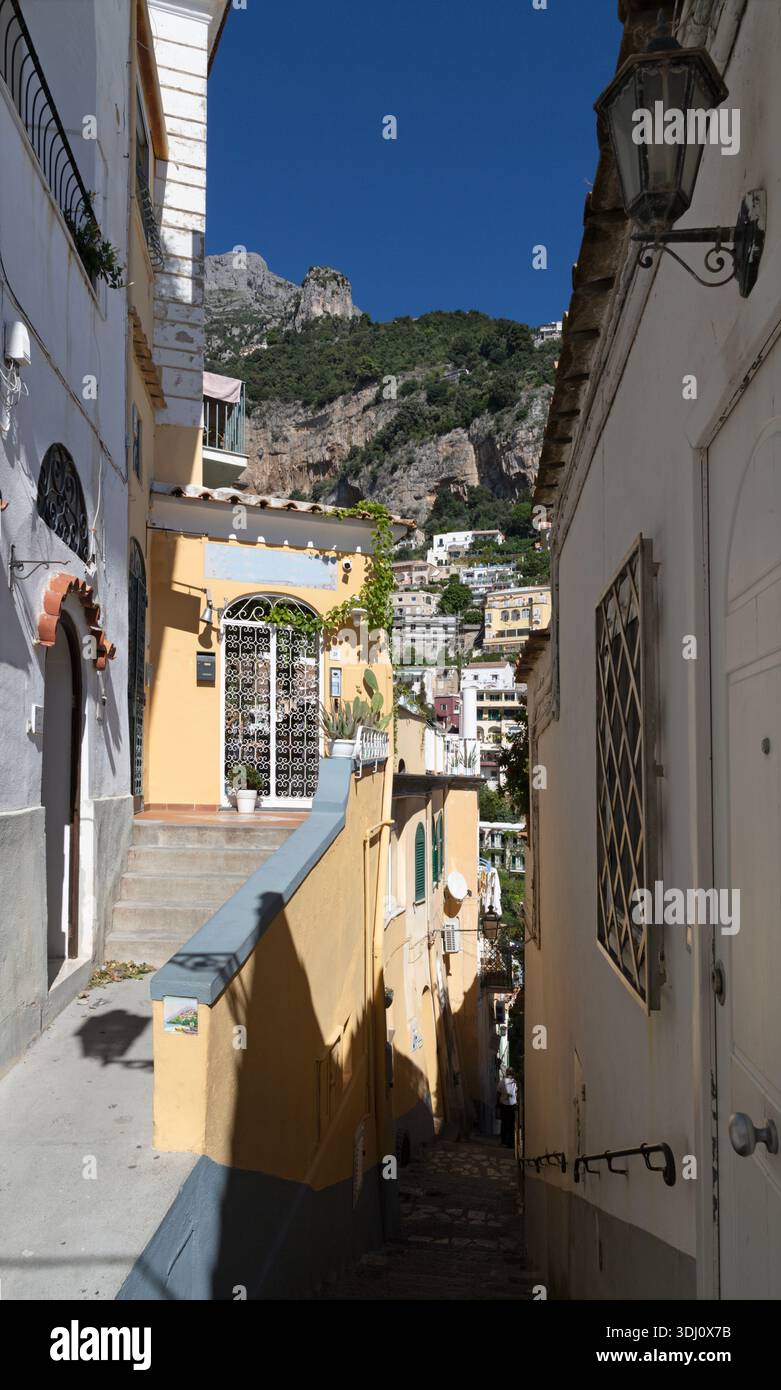 Positano - côte amalfitaine - L'allée de la vieille ville avec la montagne Monte St. Michaele ou Monte Molare (1444m). Banque D'Images