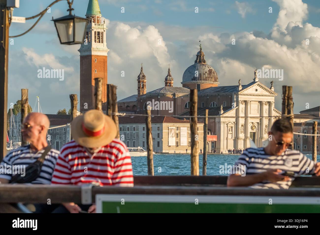 Gondoliers au repos avec San Giorgio Maggiore View Banque D'Images